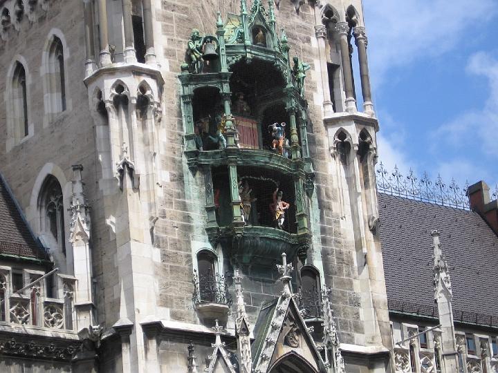 Muenchen 022.jpg - Seit 1314 war Herzog Ludwig IV. deutscher König, seit 1328 auch römisch- deutscher Kaiser, und München wurde als seine Residenz durch einen neuen zweiten Mauerring erheblich erweitert. Seit dieser Zeit sind die Farben Münchens die Farben des alten Reiches: Schwarz und Gold.